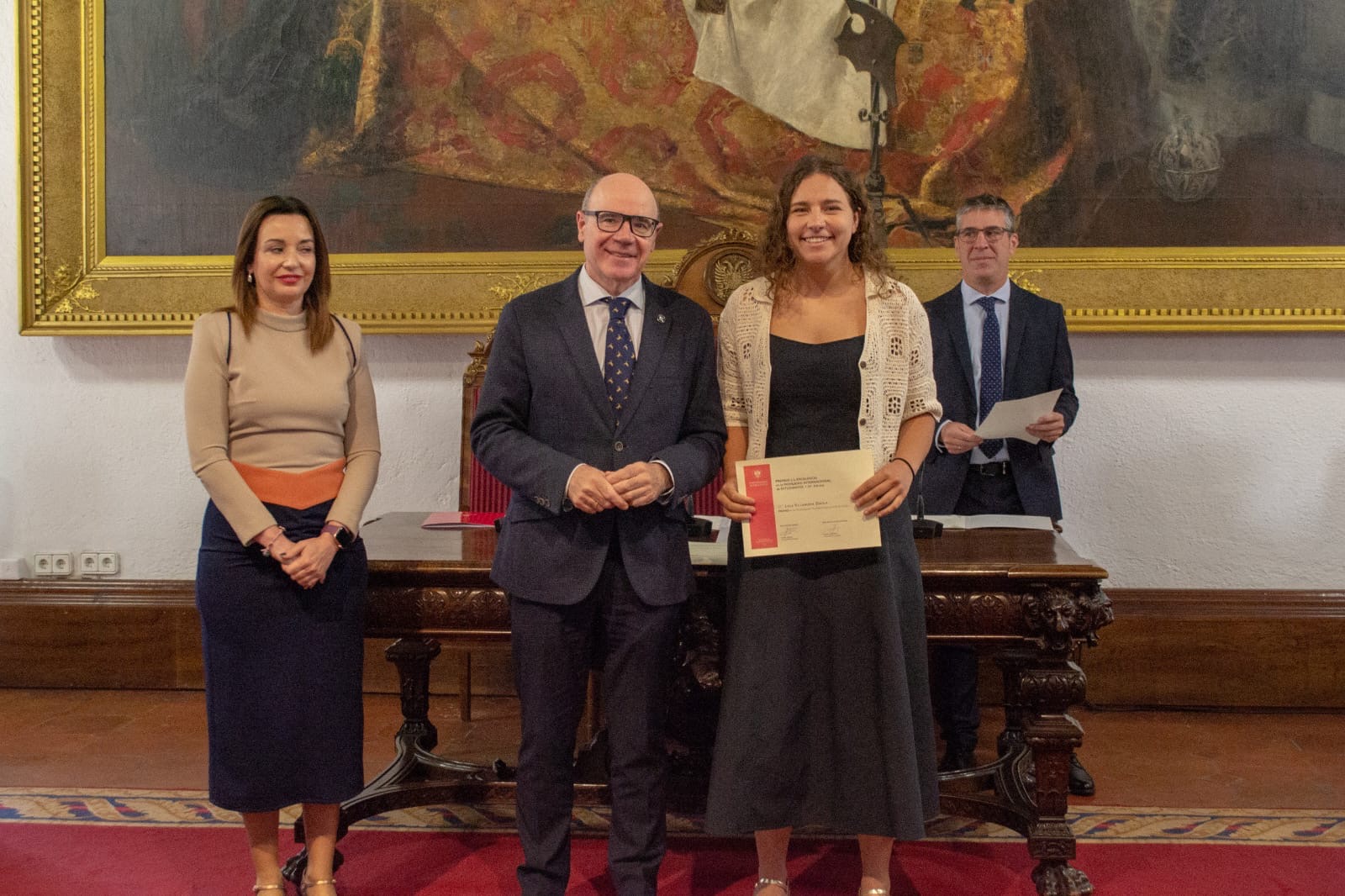 Entrega de reconocimiento a Lola Villanueva por el Rector de la Universidad de Granada