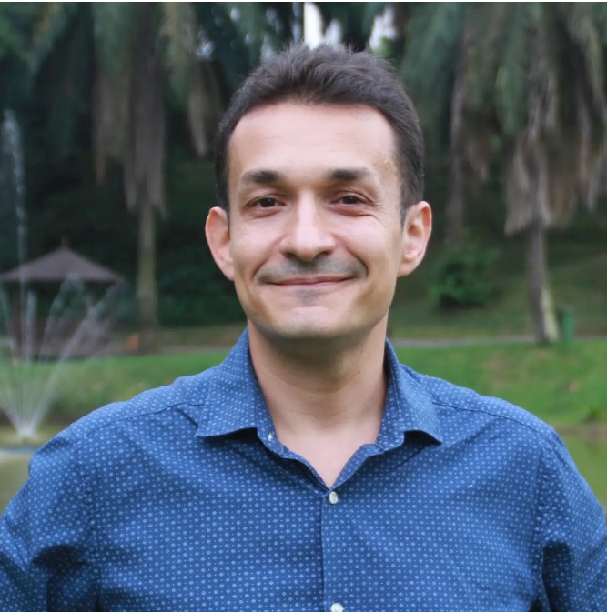 Fotografía del profesor Sergio Camacho Fernández Fotografía del profesor Sergio Camacho Fernández