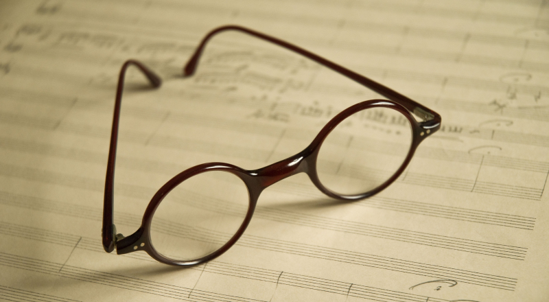 Imagen gafas sobre partitura Imagen gafas sobre partitura